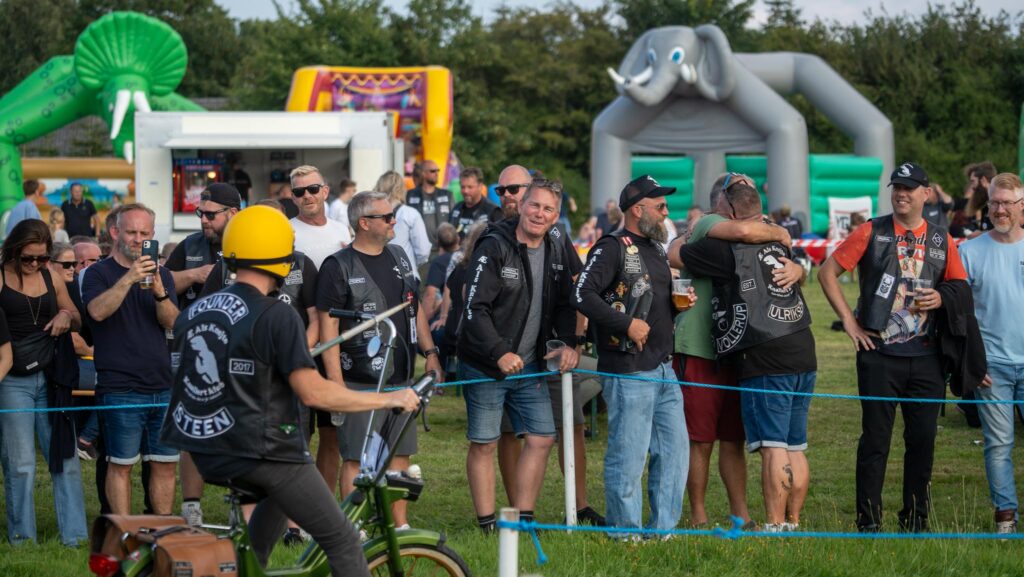 Knallertringridning. Bachs Foto