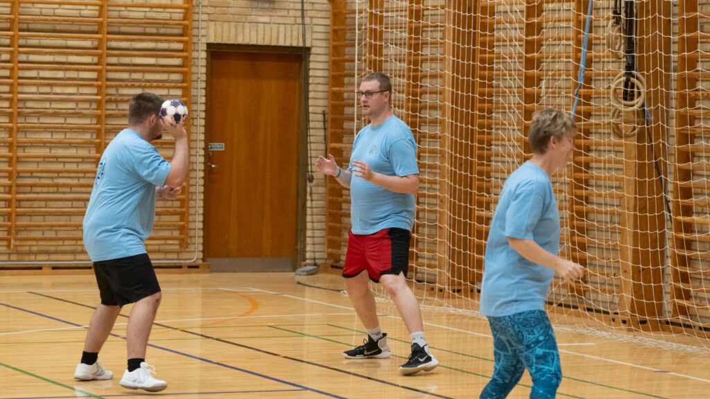 Med på Holdet. Bachs Foto
